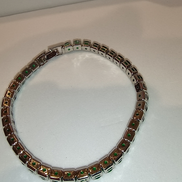 Radiant Green Crystal Bracelet - Picture 9 of 9